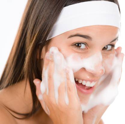 JOVEES Herbal Pearl Whitening Face Wash 